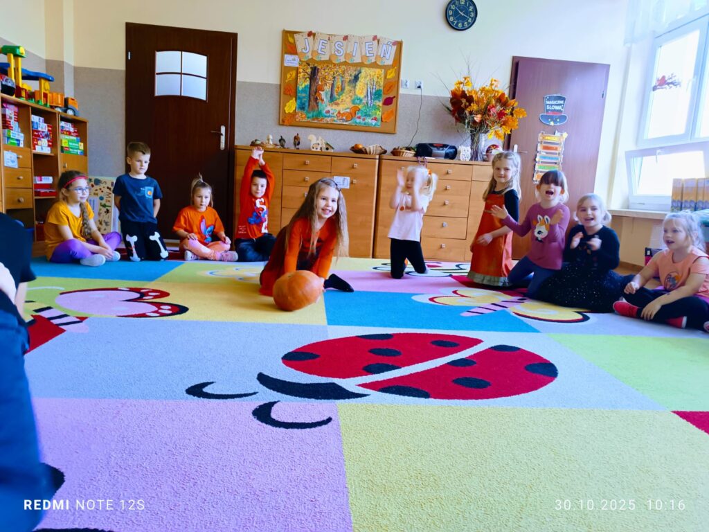 Dzień Dyni w grupie "Motylki" był bardzo interesujący. Dzieci śpiewały, tańczyły i uczestniczyły w grach i zabawach. 