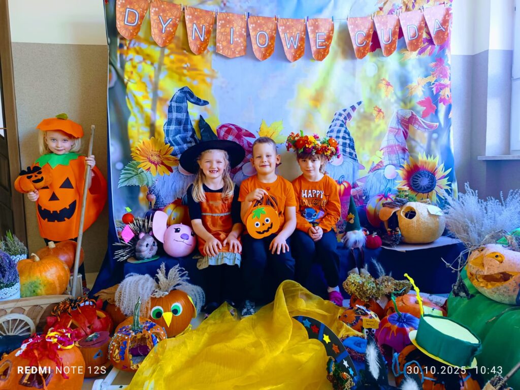 Dzień Dyni w grupie "Motylki" był bardzo interesujący. Dzieci śpiewały, tańczyły i uczestniczyły w grach i zabawach. 