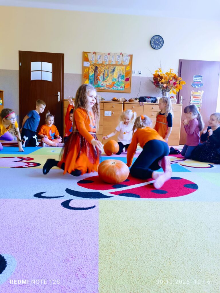 Dzień Dyni w grupie "Motylki" był bardzo interesujący. Dzieci śpiewały, tańczyły i uczestniczyły w grach i zabawach. 