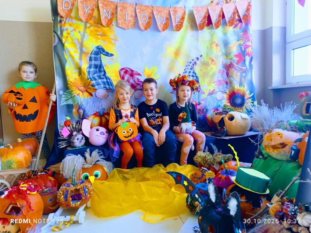 Dzień Dyni w grupie "Motylki" był bardzo interesujący. Dzieci śpiewały, tańczyły i uczestniczyły w grach i zabawach. 