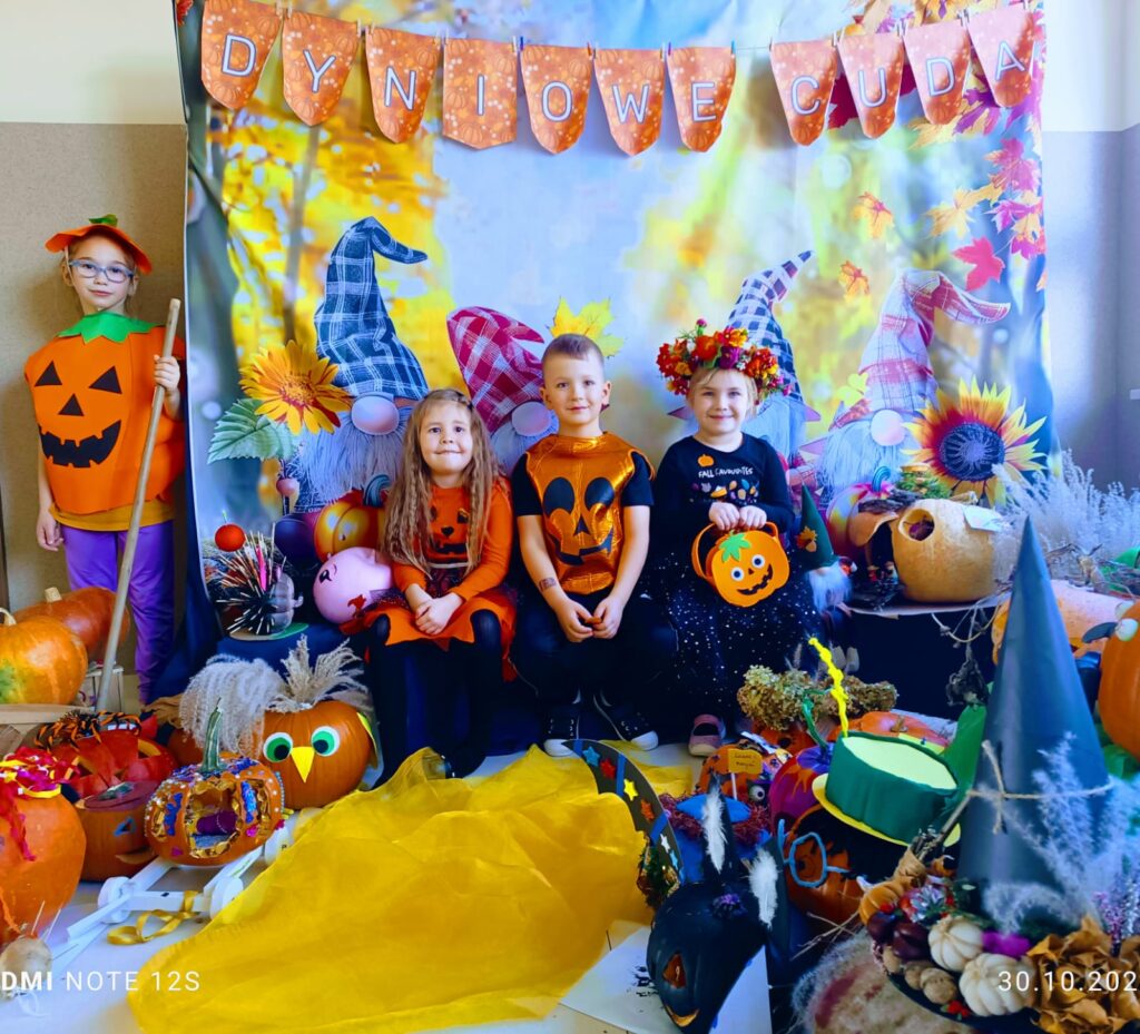 Dzień Dyni w grupie "Motylki" był bardzo interesujący. Dzieci śpiewały, tańczyły i uczestniczyły w grach i zabawach. 