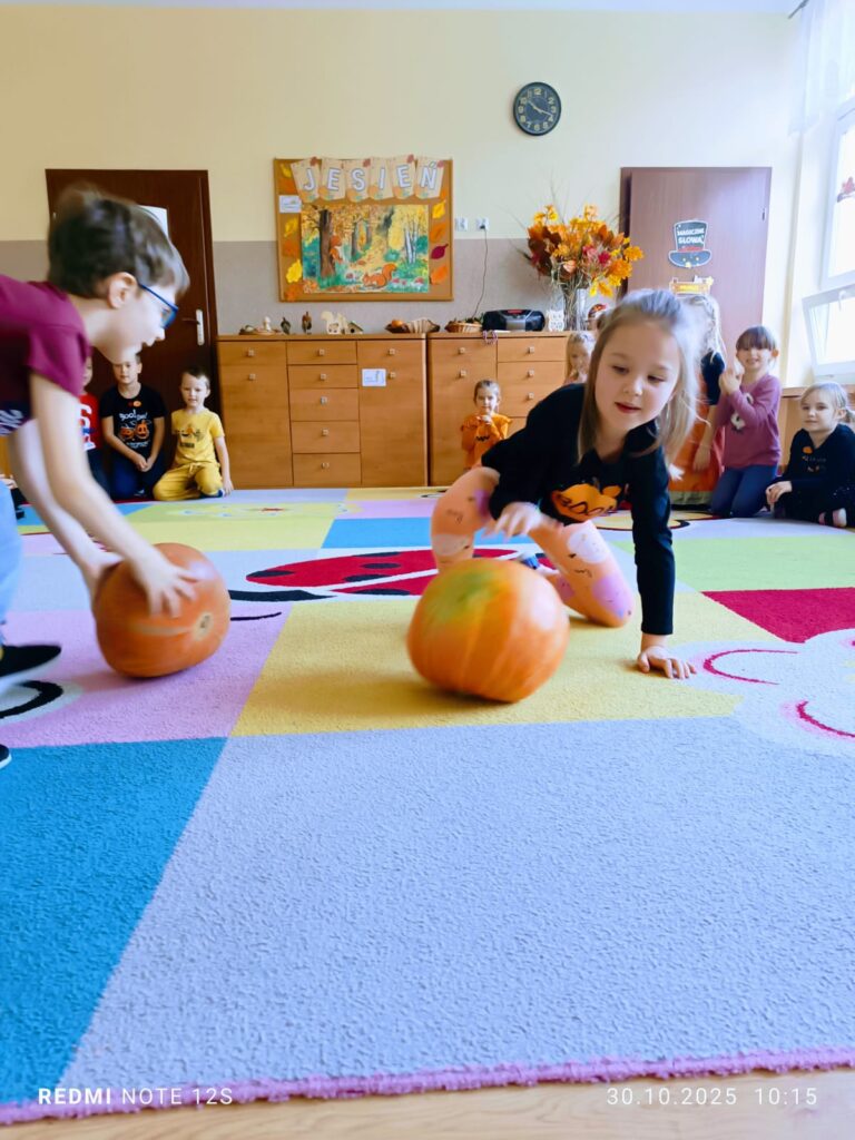 Dzień Dyni w grupie "Motylki" był bardzo interesujący. Dzieci śpiewały, tańczyły i uczestniczyły w grach i zabawach. 