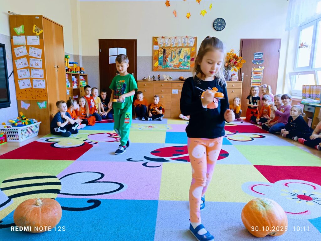 Dzień Dyni w grupie "Motylki" był bardzo interesujący. Dzieci śpiewały, tańczyły i uczestniczyły w grach i zabawach. 