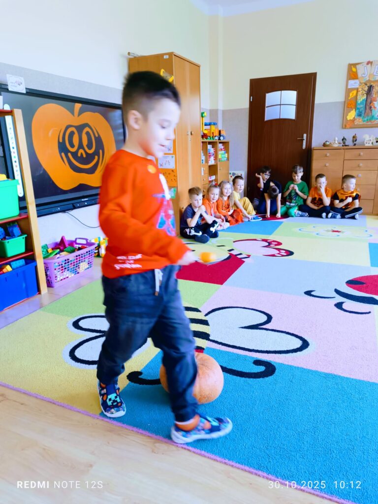 Dzień Dyni w grupie "Motylki" był bardzo interesujący. Dzieci śpiewały, tańczyły i uczestniczyły w grach i zabawach. 