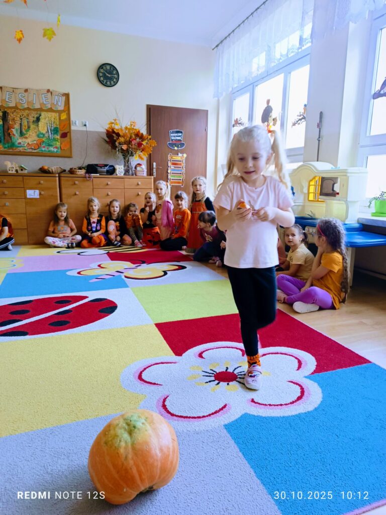 Dzień Dyni w grupie "Motylki" był bardzo interesujący. Dzieci śpiewały, tańczyły i uczestniczyły w grach i zabawach. 