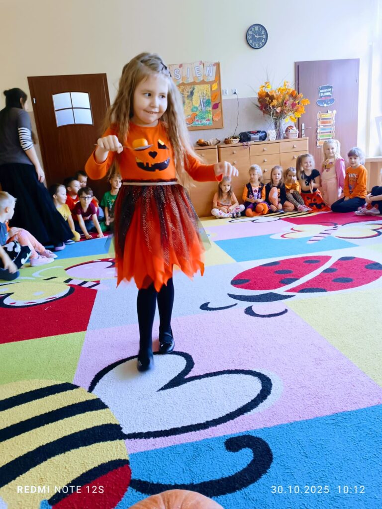 Dzień Dyni w grupie "Motylki" był bardzo interesujący. Dzieci śpiewały, tańczyły i uczestniczyły w grach i zabawach. 