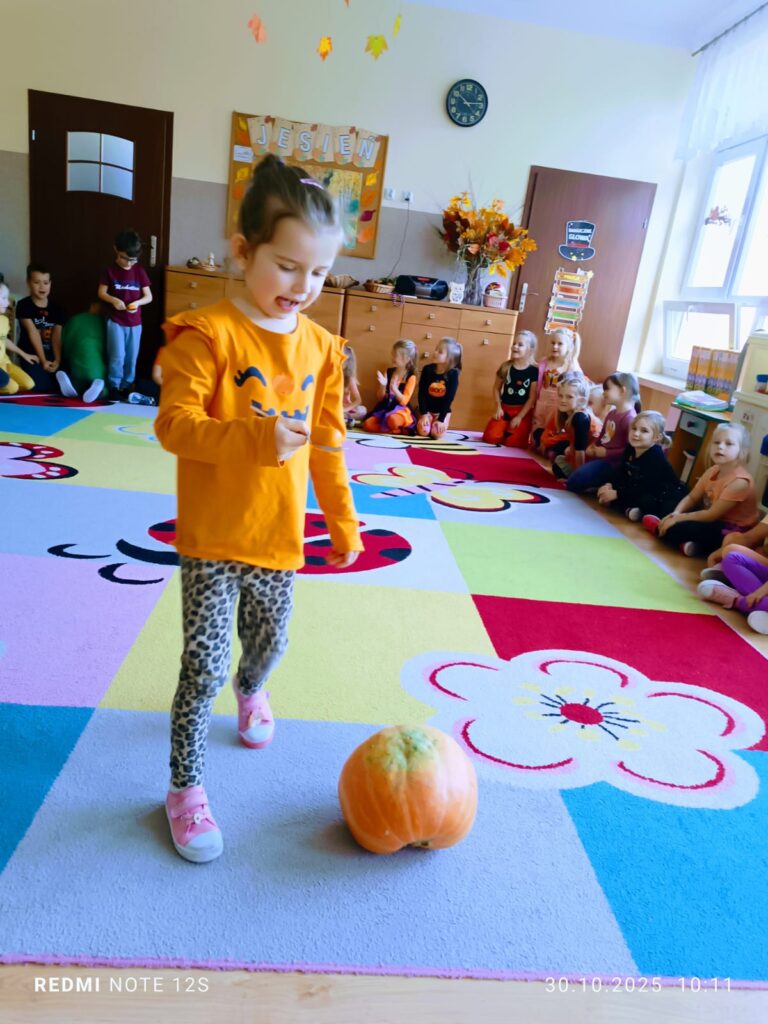 Dzień Dyni w grupie "Motylki" był bardzo interesujący. Dzieci śpiewały, tańczyły i uczestniczyły w grach i zabawach. 