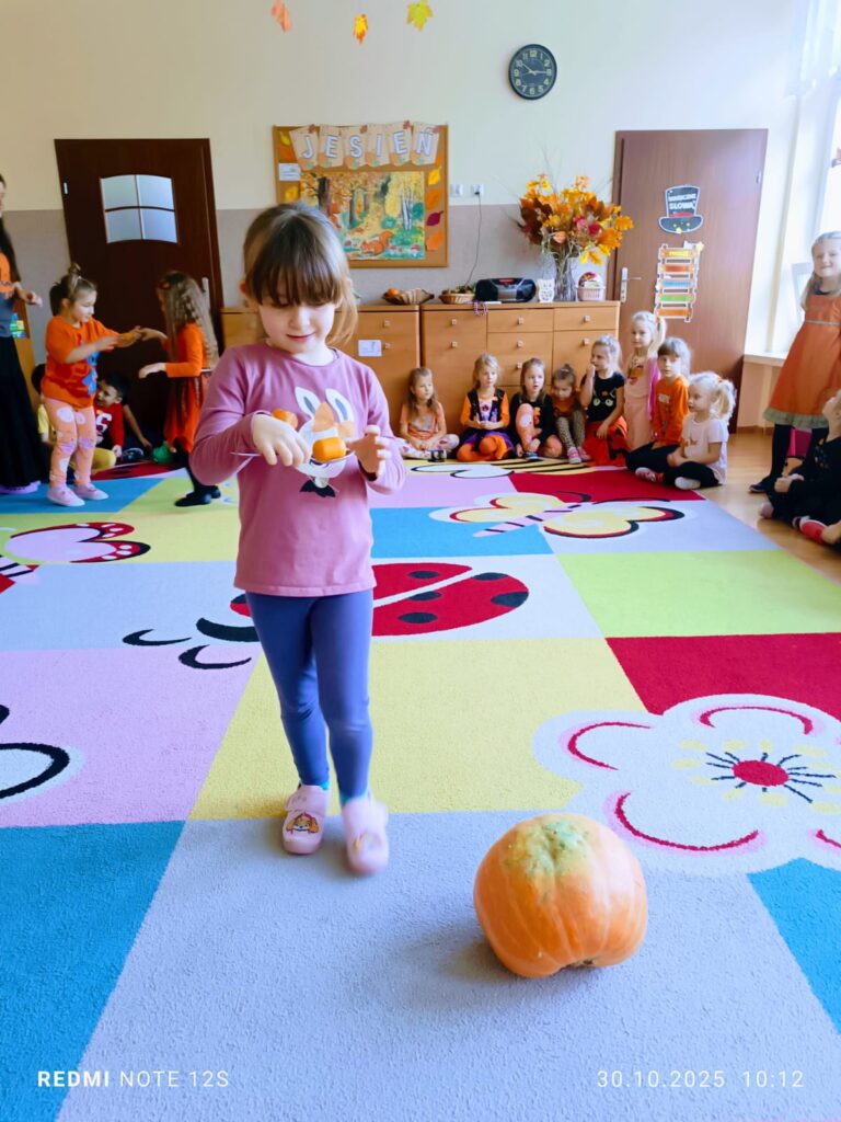 Dzień Dyni w grupie "Motylki" był bardzo interesujący. Dzieci śpiewały, tańczyły i uczestniczyły w grach i zabawach. 