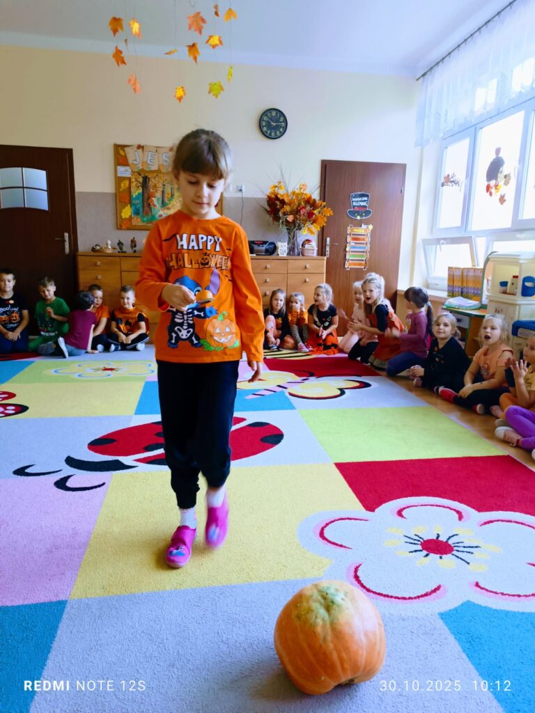 Dzień Dyni w grupie "Motylki" był bardzo interesujący. Dzieci śpiewały, tańczyły i uczestniczyły w grach i zabawach. 