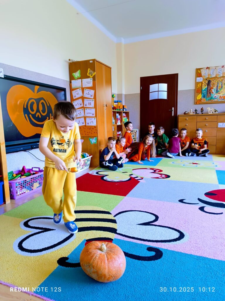 Dzień Dyni w grupie "Motylki" był bardzo interesujący. Dzieci śpiewały, tańczyły i uczestniczyły w grach i zabawach. 