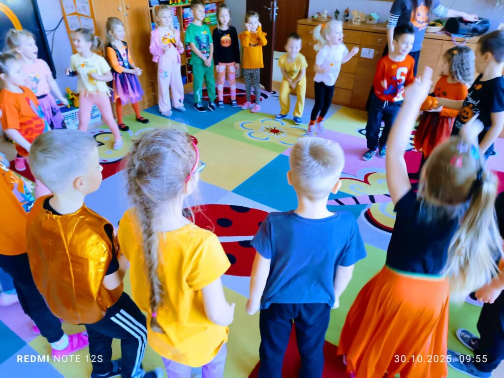 Dzień Dyni w grupie "Motylki" był bardzo interesujący. Dzieci śpiewały, tańczyły i uczestniczyły w grach i zabawach. 