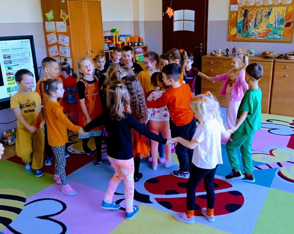 Dzień Dyni w grupie "Motylki" był bardzo interesujący. Dzieci śpiewały, tańczyły i uczestniczyły w grach i zabawach. 