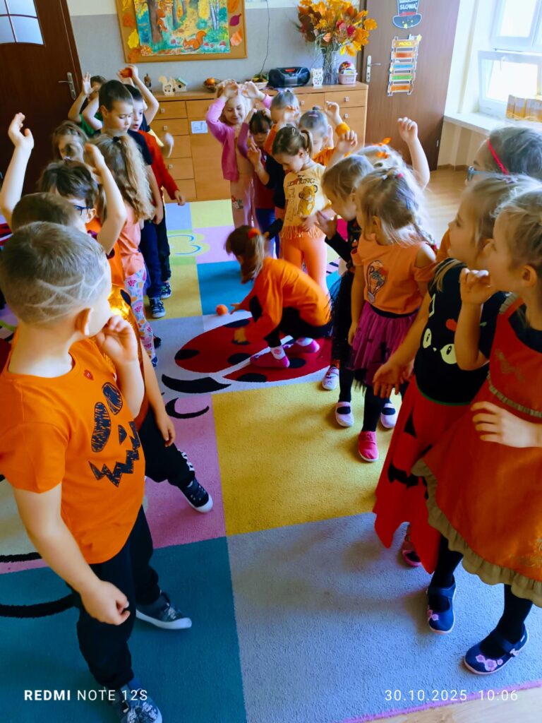 Dzień Dyni w grupie "Motylki" był bardzo interesujący. Dzieci śpiewały, tańczyły i uczestniczyły w grach i zabawach. 