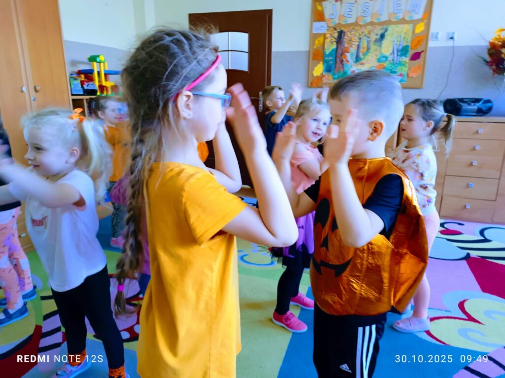 Dzień Dyni w grupie "Motylki" był bardzo interesujący. Dzieci śpiewały, tańczyły i uczestniczyły w grach i zabawach. 