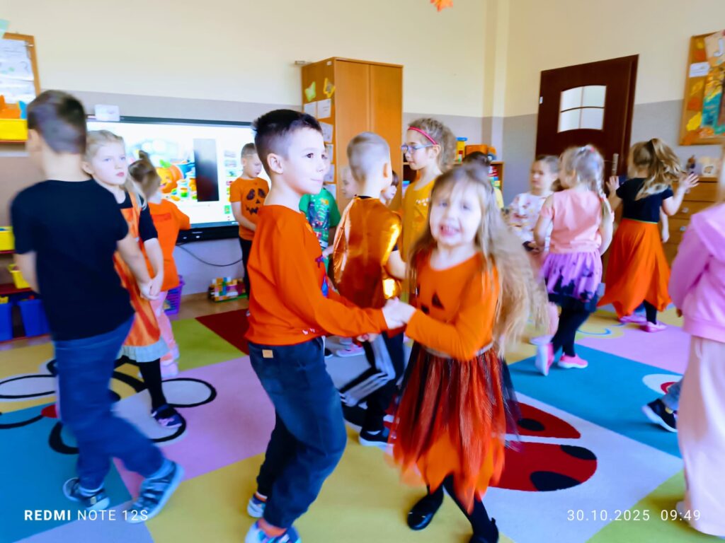 Dzień Dyni w grupie "Motylki" był bardzo interesujący. Dzieci śpiewały, tańczyły i uczestniczyły w grach i zabawach. 