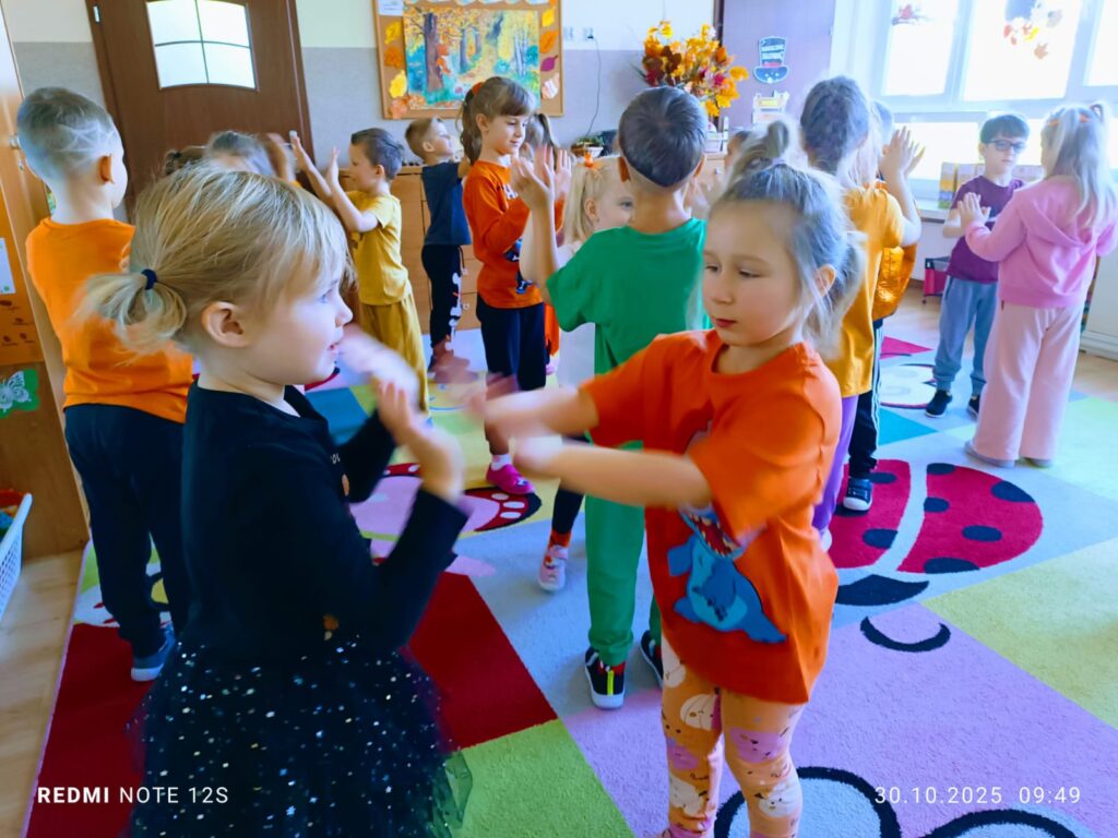 Dzień Dyni w grupie "Motylki" był bardzo interesujący. Dzieci śpiewały, tańczyły i uczestniczyły w grach i zabawach. 