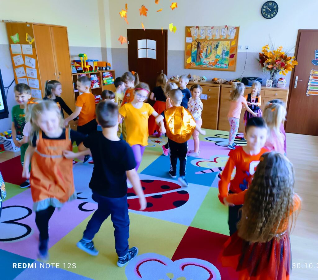 Dzień Dyni w grupie "Motylki" był bardzo interesujący. Dzieci śpiewały, tańczyły i uczestniczyły w grach i zabawach. 