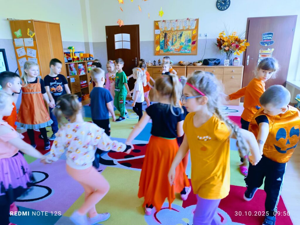 Dzień Dyni w grupie "Motylki" był bardzo interesujący. Dzieci śpiewały, tańczyły i uczestniczyły w grach i zabawach. 