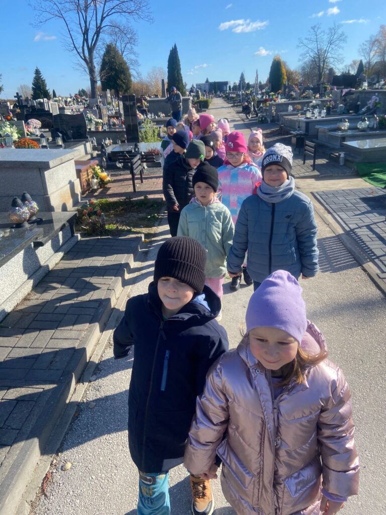 "Pamiętamy..." Wyjście na Cmentarz Parafialny w Busku-Zdroju-nauka pamięci i szacunku.