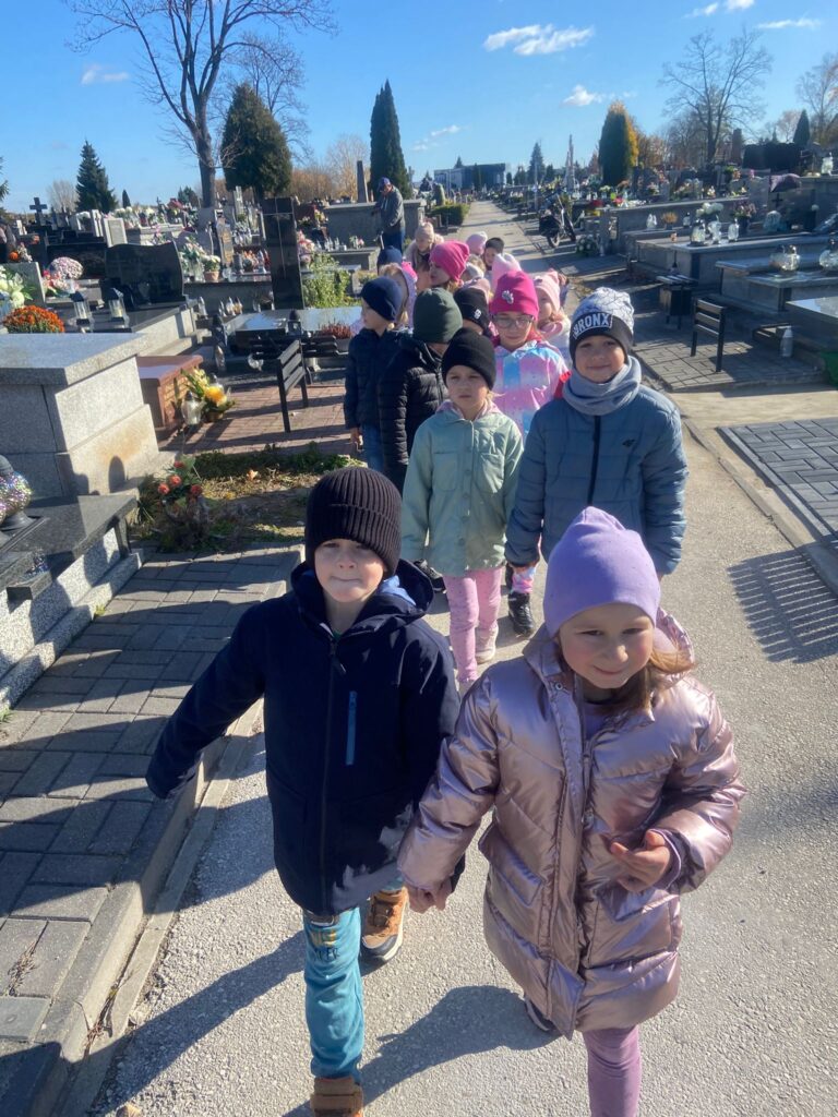 "Pamiętamy..." Wyjście na Cmentarz Parafialny w Busku-Zdroju-nauka pamięci i szacunku.