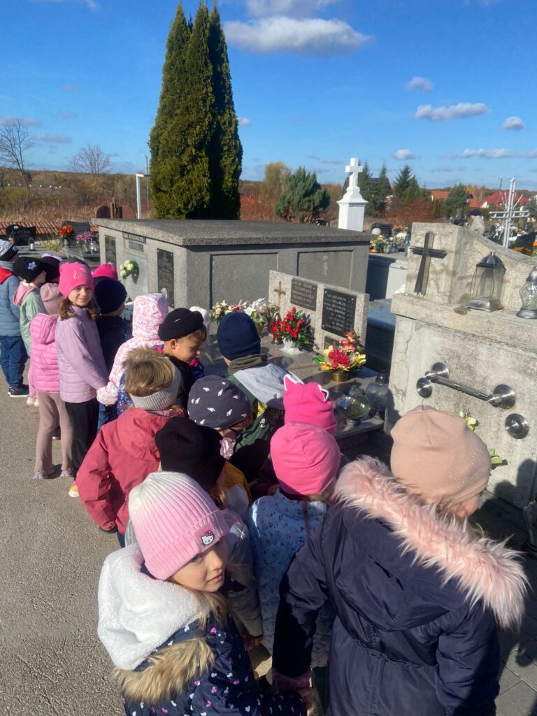 "Pamiętamy..." Wyjście na Cmentarz Parafialny w Busku-Zdroju-nauka pamięci i szacunku.