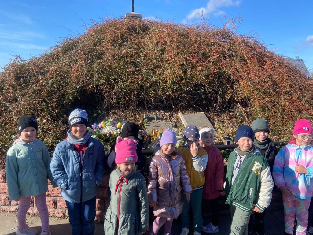 "Pamiętamy..." Wyjście na Cmentarz Parafialny w Busku-Zdroju-nauka pamięci i szacunku.