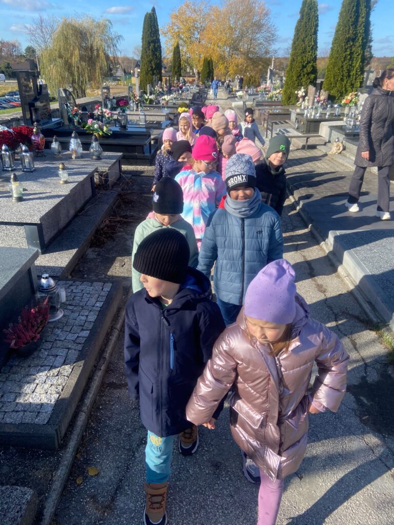 "Pamiętamy..." Wyjście na Cmentarz Parafialny w Busku-Zdroju-nauka pamięci i szacunku.