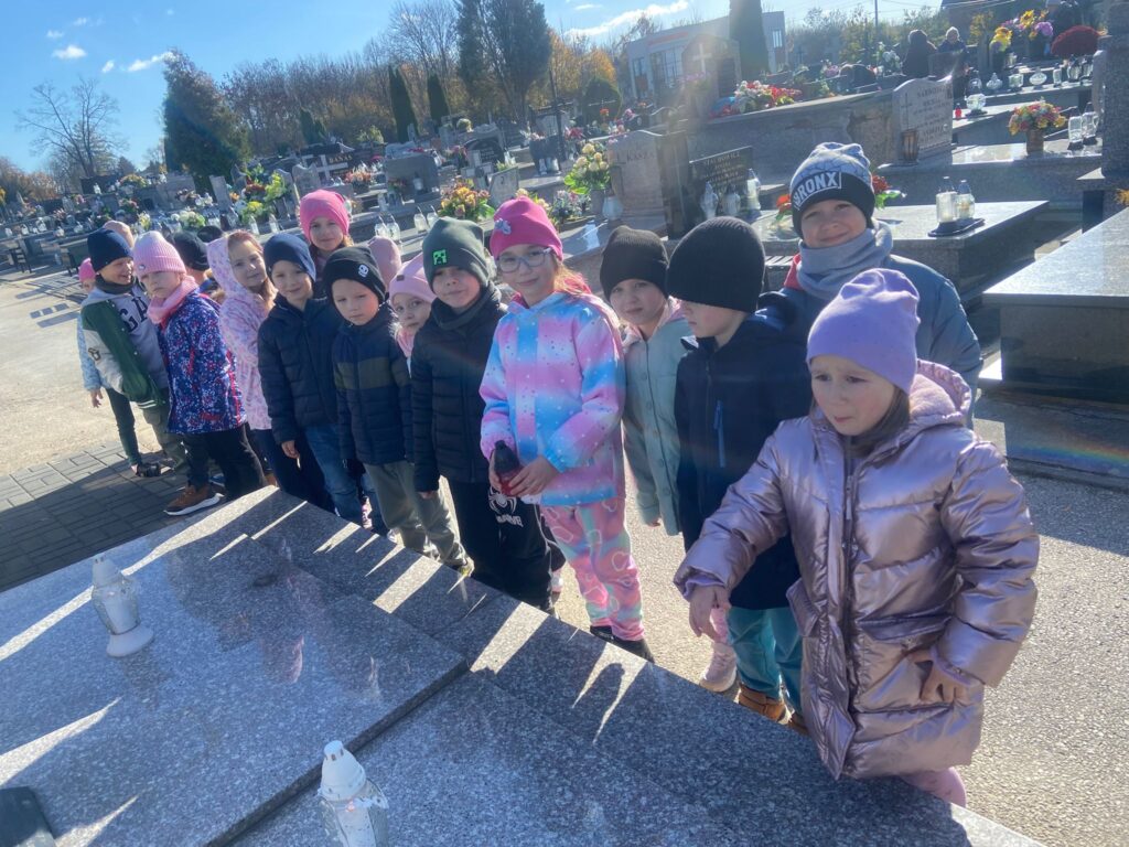 "Pamiętamy..." Wyjście na Cmentarz Parafialny w Busku-Zdroju-nauka pamięci i szacunku.