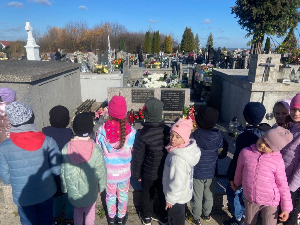 "Pamiętamy..." Wyjście na Cmentarz Parafialny w Busku-Zdroju-nauka pamięci i szacunku.