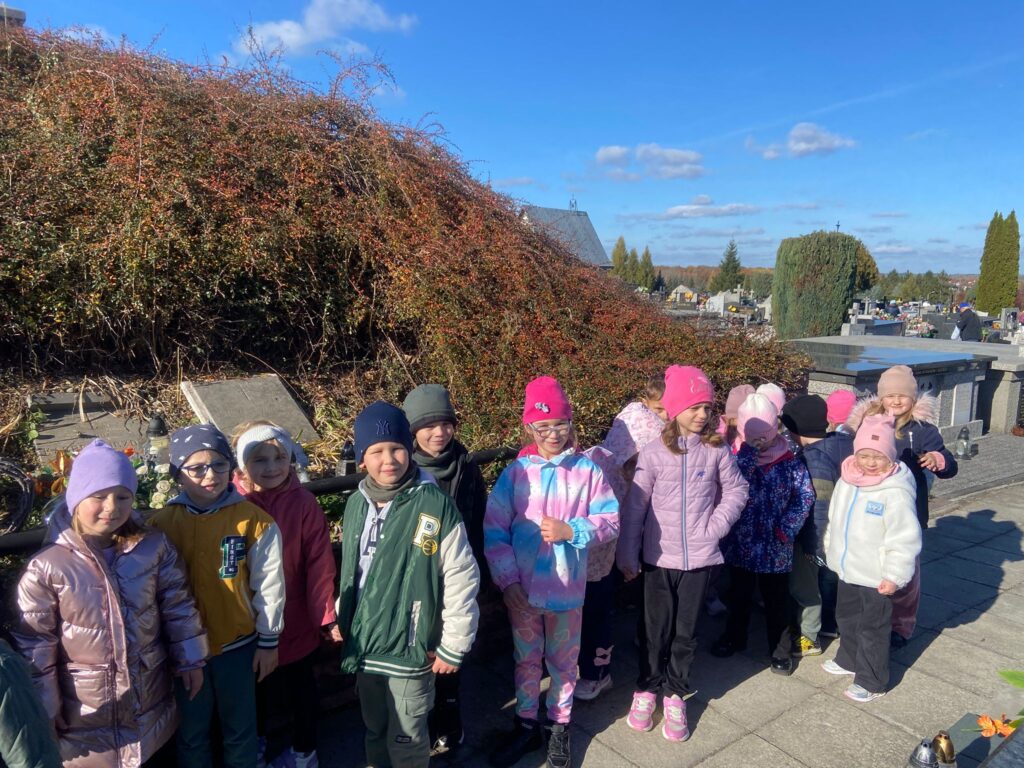 "Pamiętamy..." Wyjście na Cmentarz Parafialny w Busku-Zdroju-nauka pamięci i szacunku.