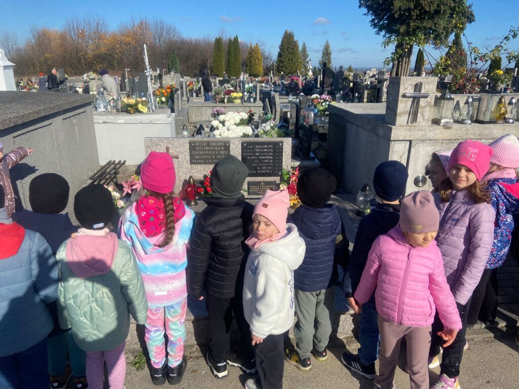 "Pamiętamy..." Wyjście na Cmentarz Parafialny w Busku-Zdroju-nauka pamięci i szacunku.