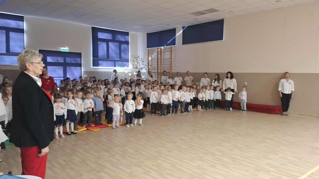 AKADEMIA Z OKAZJI 11 LISTOPADA- GRUPA ŻYRAFKI