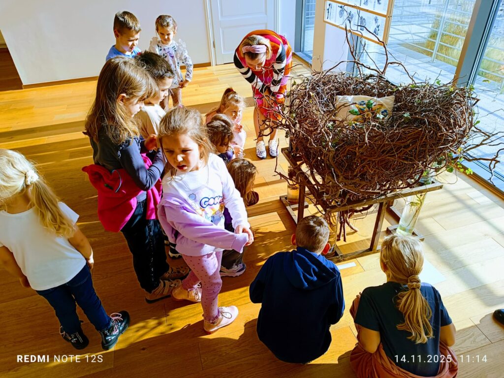 "Motylki" poznają kolejne ważne miejsca w naszym mieście. Wycieczka do Buskiej Galerii Sztuki "Willa Polonia".