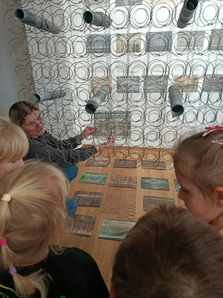 WYJŚCIE DO BUSKIEJ GALERII SZTUKI "WILLA POLONIA"- GRUPA ŻYRAF