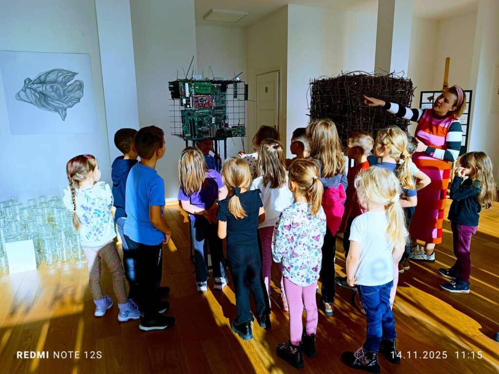 "Motylki" poznają kolejne ważne miejsca w naszym mieście. Wycieczka do Buskiej Galerii Sztuki "Willa Polonia".