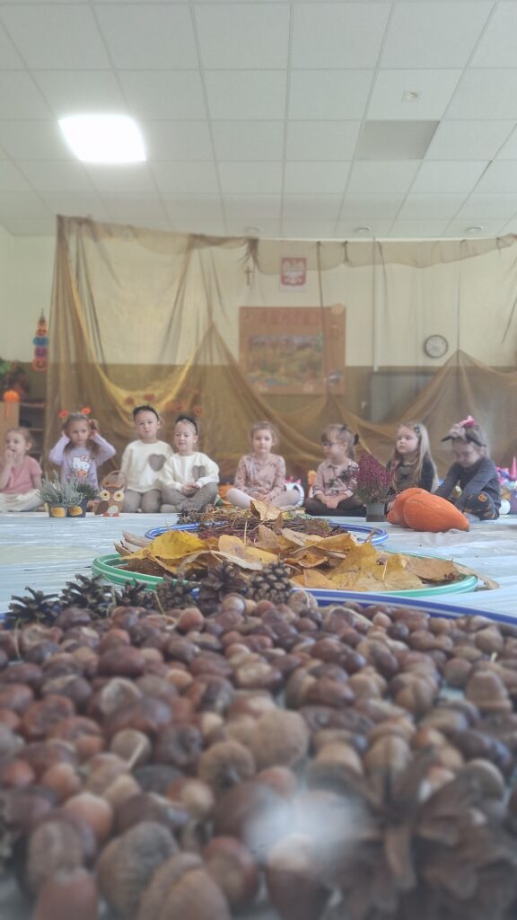 SENSORYKA DLA SMYKA - JESIENNA ŚCIEŻKA SENSORYCZNA- GRUPA ŻYRAFKI 