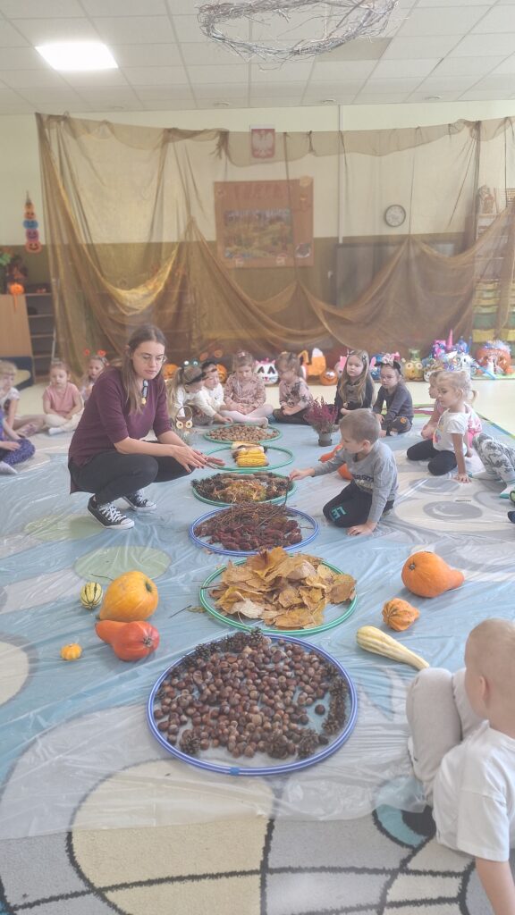 SENSORYKA DLA SMYKA - JESIENNA ŚCIEŻKA SENSORYCZNA- GRUPA ŻYRAFKI 