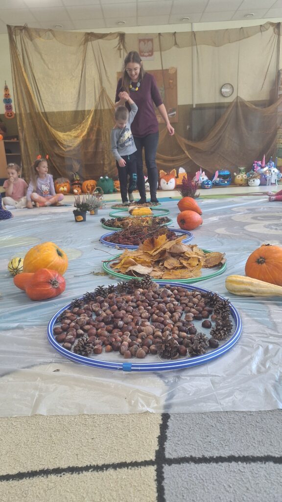 SENSORYKA DLA SMYKA - JESIENNA ŚCIEŻKA SENSORYCZNA- GRUPA ŻYRAFKI 