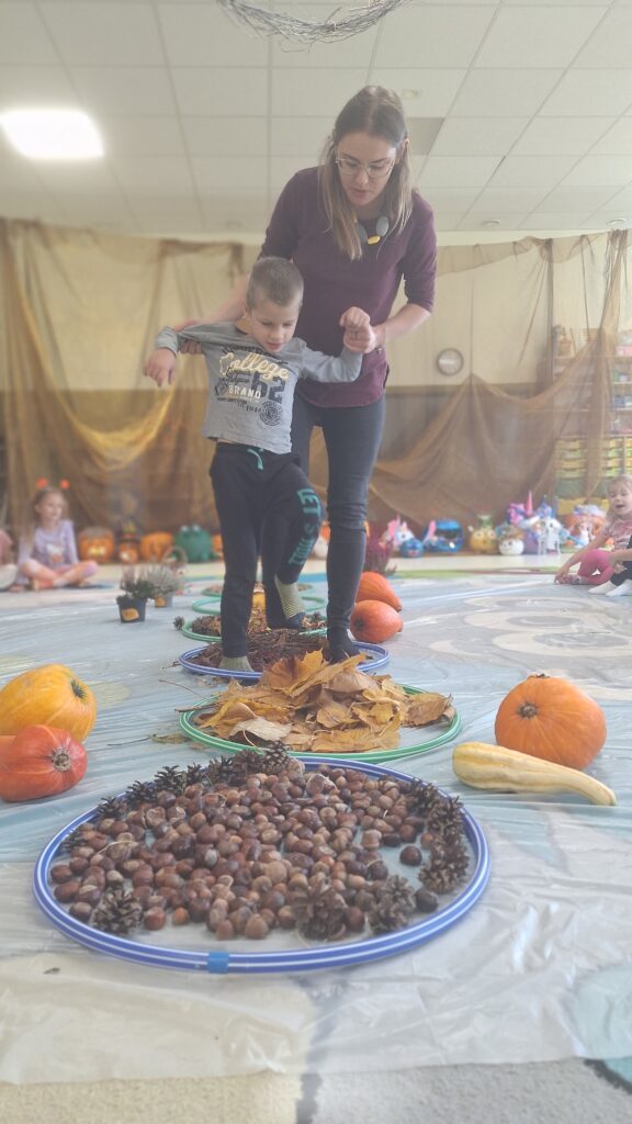 SENSORYKA DLA SMYKA - JESIENNA ŚCIEŻKA SENSORYCZNA- GRUPA ŻYRAFKI 