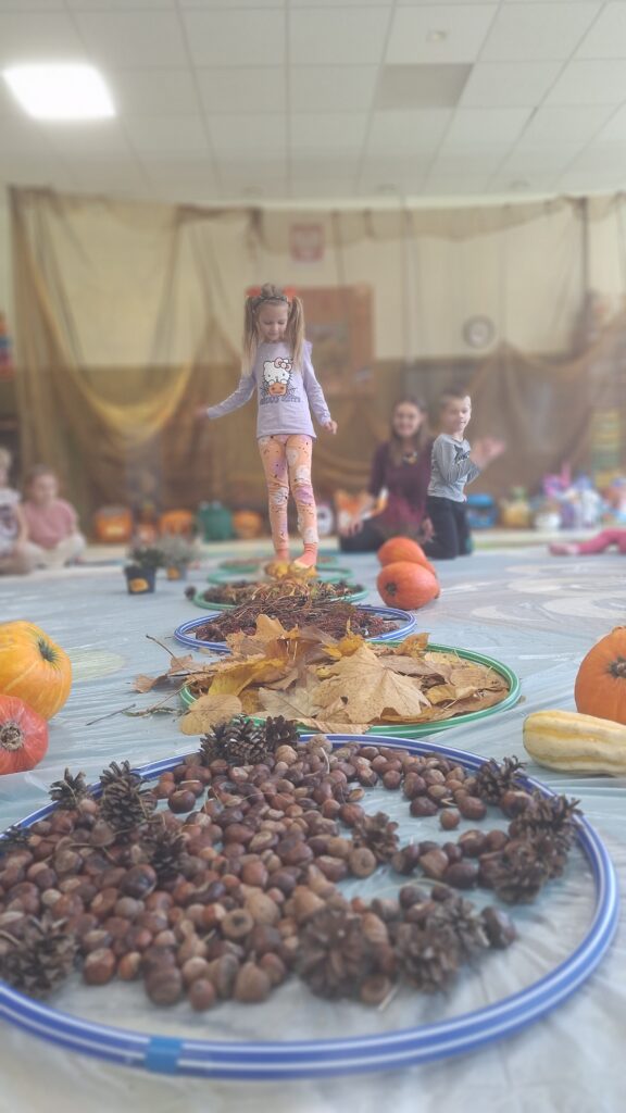 SENSORYKA DLA SMYKA - JESIENNA ŚCIEŻKA SENSORYCZNA- GRUPA ŻYRAFKI 