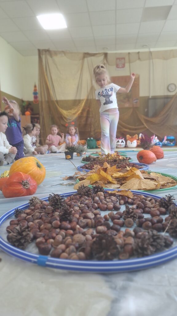 SENSORYKA DLA SMYKA - JESIENNA ŚCIEŻKA SENSORYCZNA- GRUPA ŻYRAFKI 