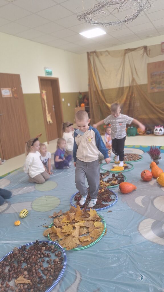 SENSORYKA DLA SMYKA - JESIENNA ŚCIEŻKA SENSORYCZNA- GRUPA ŻYRAFKI 