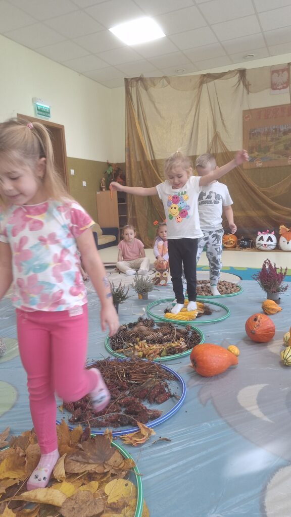 SENSORYKA DLA SMYKA - JESIENNA ŚCIEŻKA SENSORYCZNA- GRUPA ŻYRAFKI 