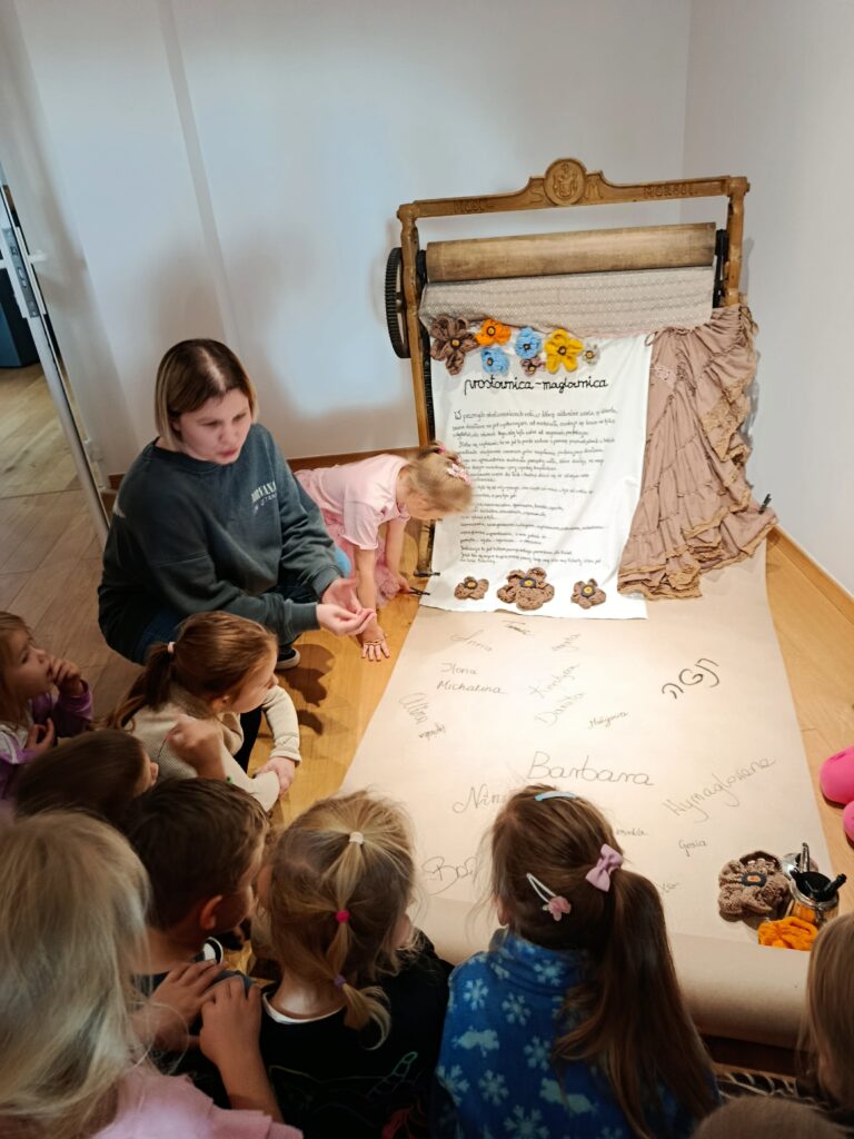 WYJŚCIE DO BUSKIEJ GALERII SZTUKI "WILLA POLONIA"- GRUPA ŻYRAF