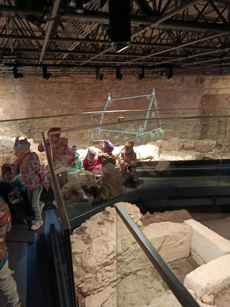 WYCIECZKA DO MUZEUM ARCHEOLOGICZNEGO W WIŚLICY  - GRUPA ŻYRAFKI 