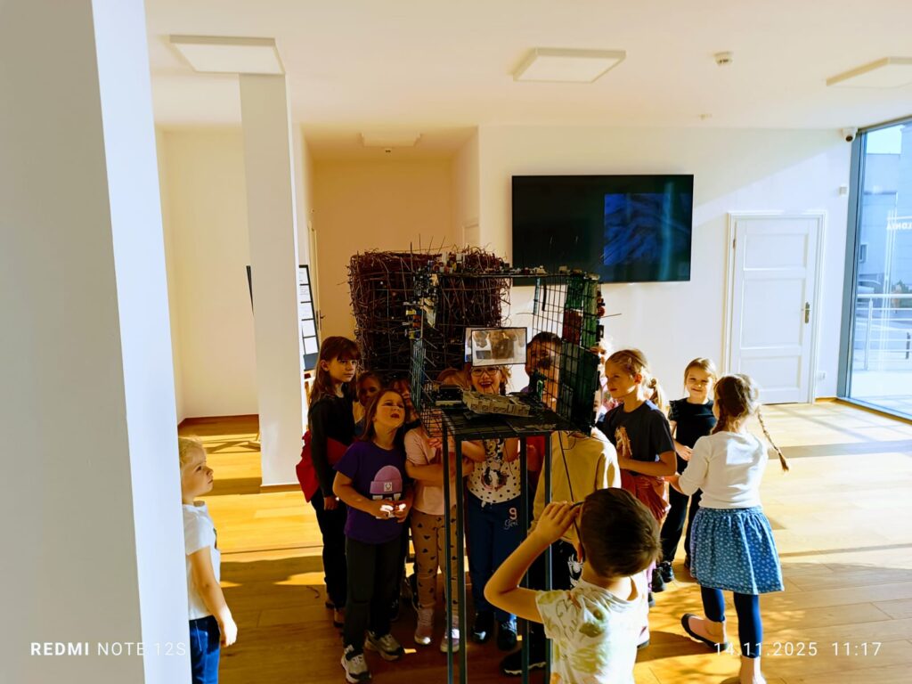 "Motylki" poznają kolejne ważne miejsca w naszym mieście. Wycieczka do Buskiej Galerii Sztuki "Willa Polonia".