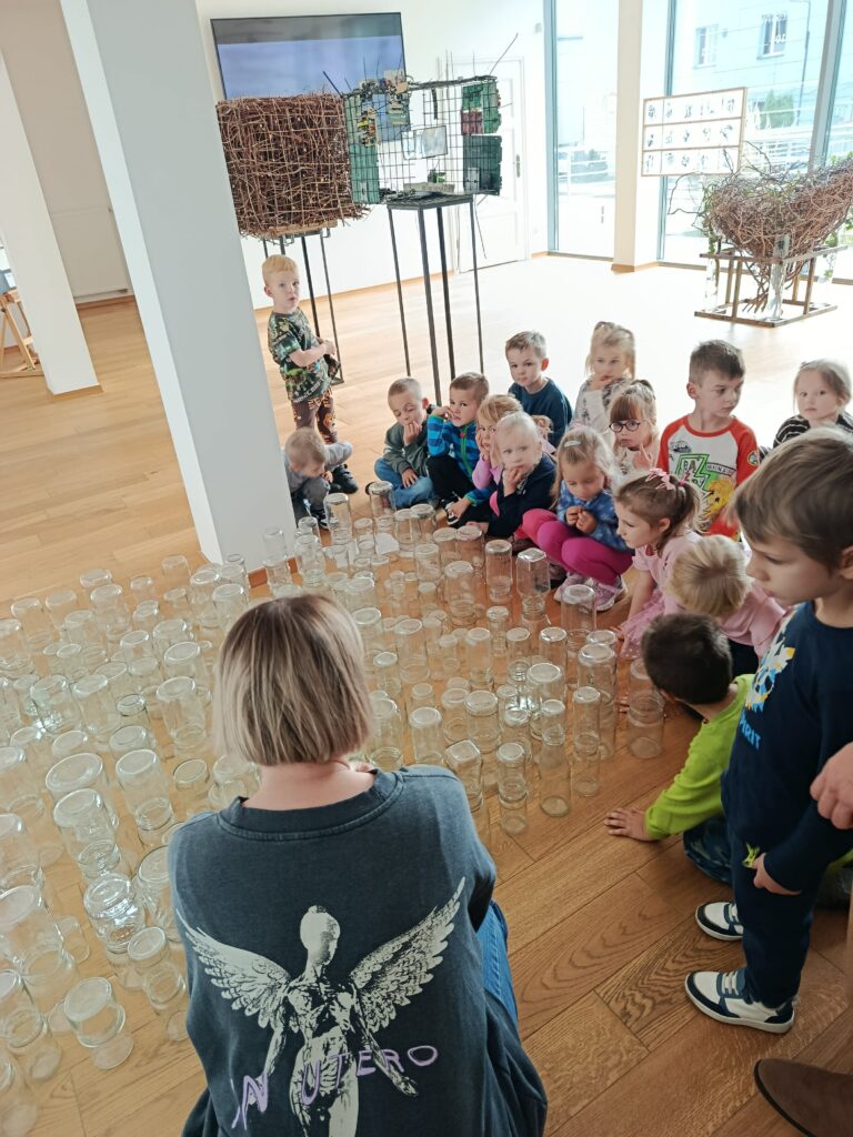 WYJŚCIE DO BUSKIEJ GALERII SZTUKI "WILLA POLONIA"- GRUPA ŻYRAF