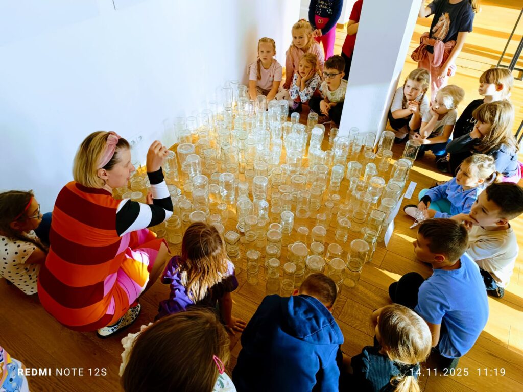 "Motylki" poznają kolejne ważne miejsca w naszym mieście. Wycieczka do Buskiej Galerii Sztuki "Willa Polonia".