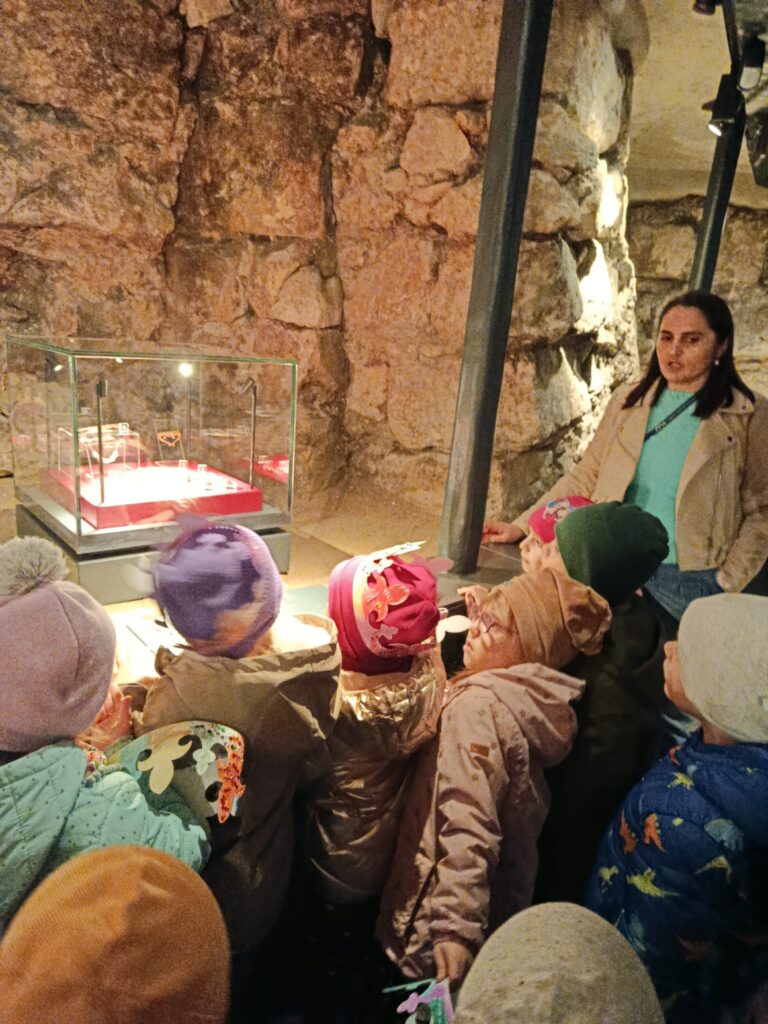 WYCIECZKA DO MUZEUM ARCHEOLOGICZNEGO W WIŚLICY  - GRUPA ŻYRAFKI 