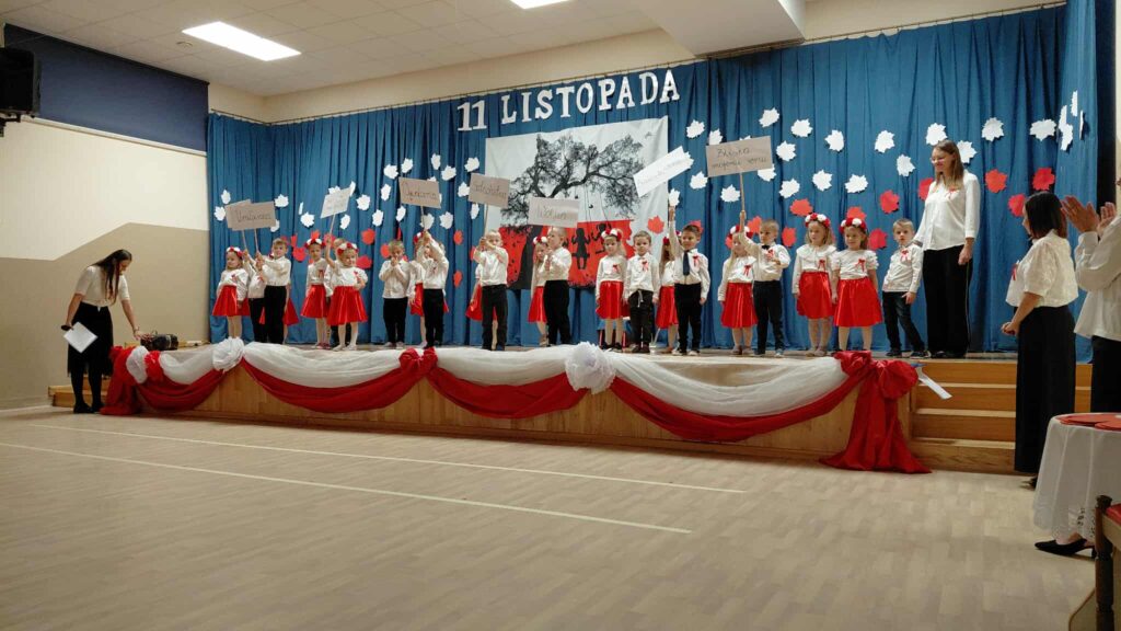 AKADEMIA Z OKAZJI 11 LISTOPADA- GRUPA ŻYRAFKI